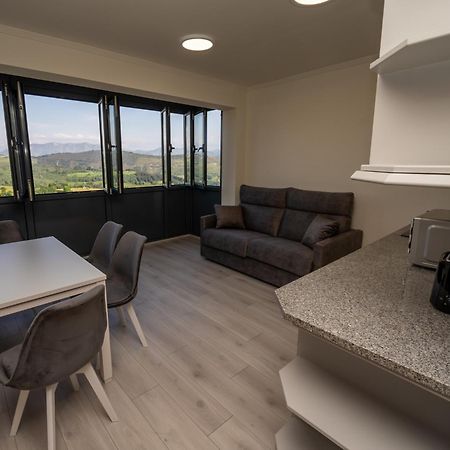 Apartamentos Turisticos Palacio De Meras Тинео Екстериор снимка