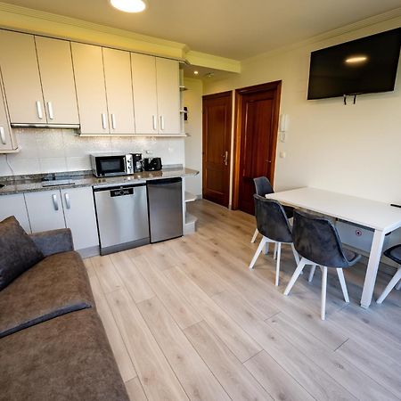 Apartamentos Turisticos Palacio De Meras Тинео Екстериор снимка