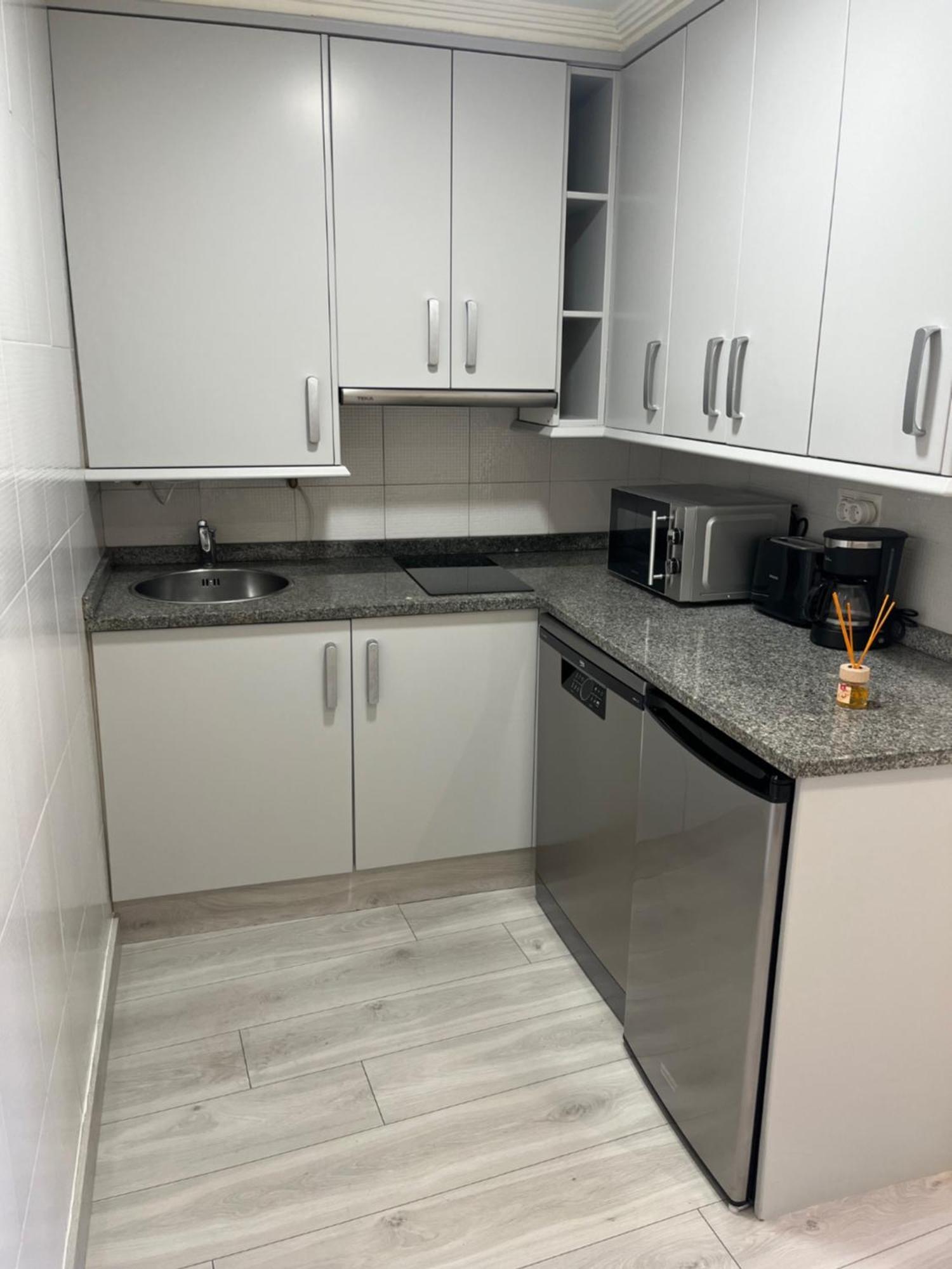 Apartamentos Turisticos Palacio De Meras Тинео Екстериор снимка