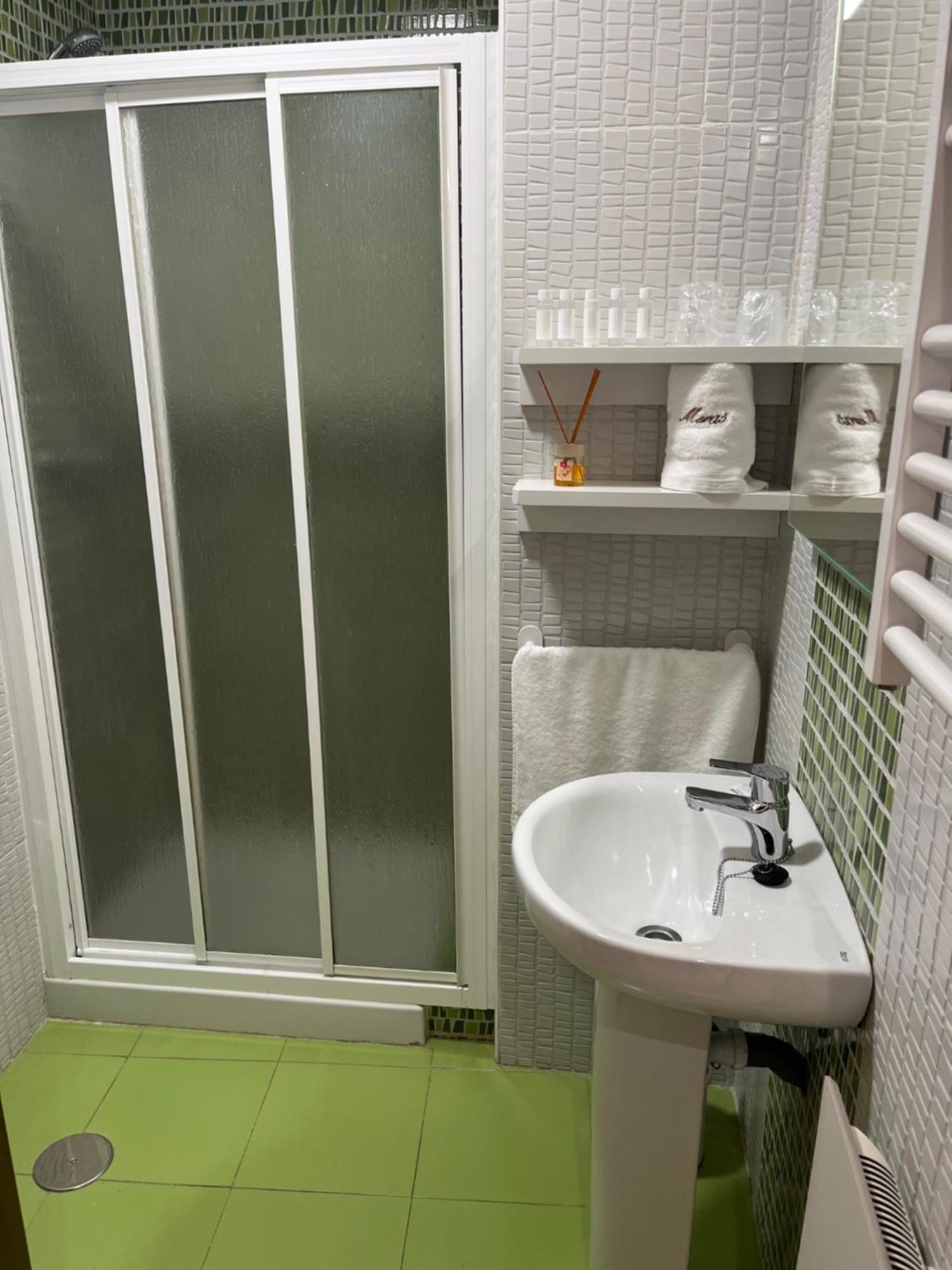Apartamentos Turisticos Palacio De Meras Тинео Екстериор снимка