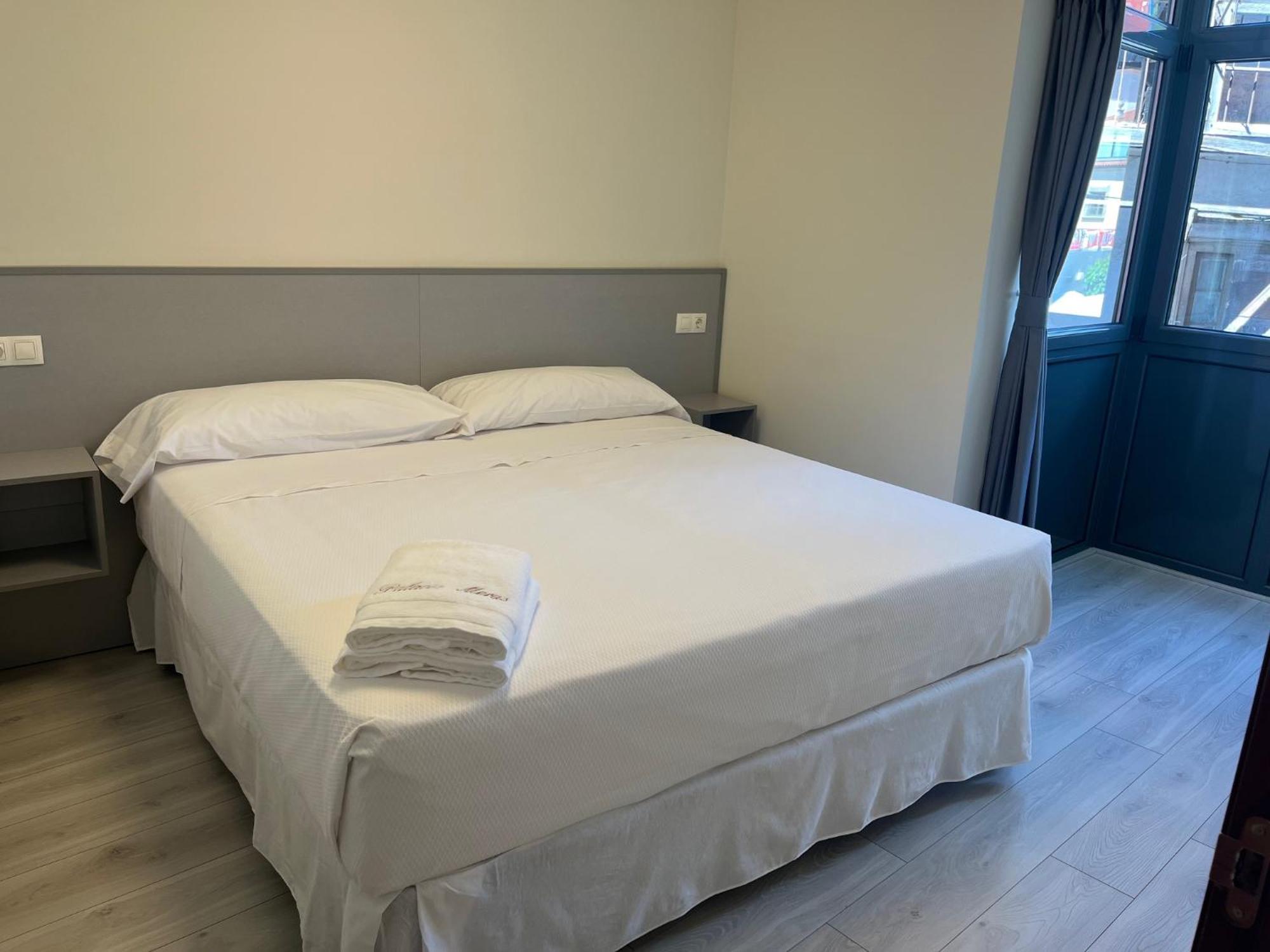 Apartamentos Turisticos Palacio De Meras Тинео Екстериор снимка
